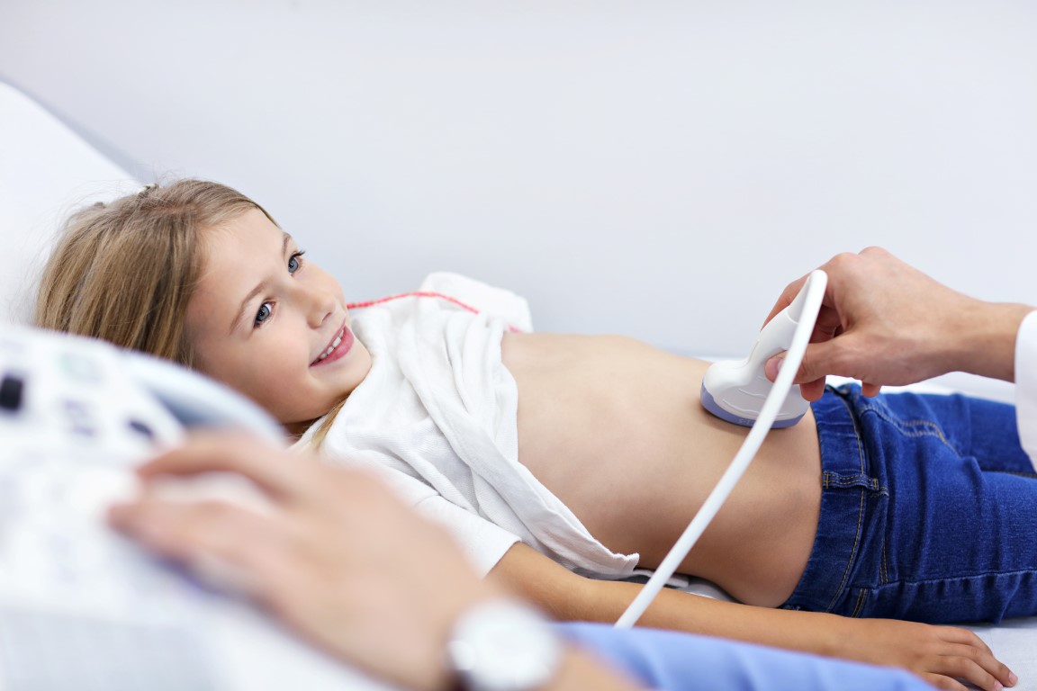 Doktornő gyermek hasi ultrahangot végez a kis páciensen
