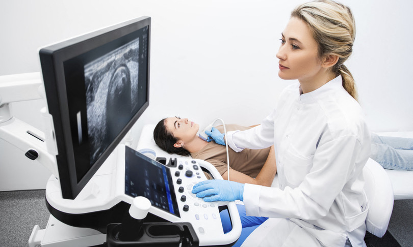 Pajzsmirigy ultrahang vizsgálatot végez a doktornő